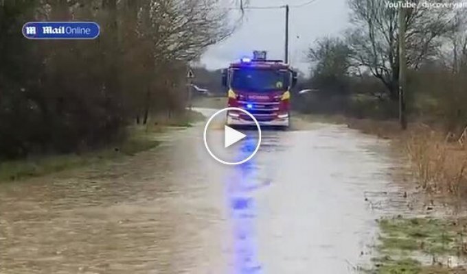 В Британии спасатели спокойно стояли на берегу, пока водитель пытался выбраться из тонущего автомобиля