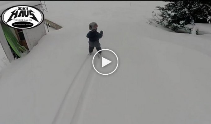 Этот 2-летний малыш катается на лыжах, как настоящий профи!