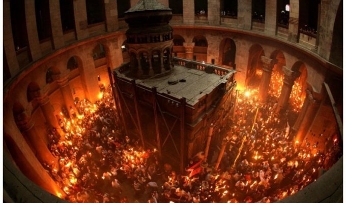 Армянский священник заявил, что ничего мистического в благодатном огне нет (2 фото)