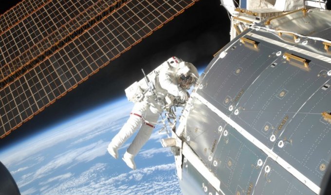 Выход в открытый космос: Голубое небо под ногами (33 фото)