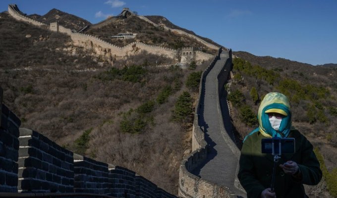 Парочка проробила дірку у Великій Китайській стіні (2 фото)