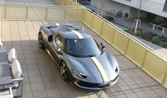 Жителю Вены запретили хранить Ferrari на балконе (1 фото)