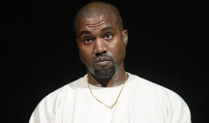 Kanye West gave his slave name and changed it to Ye (2 photos)