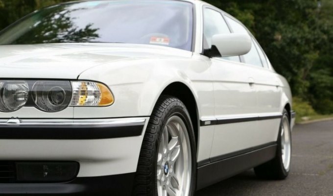 BMW 7-й серии 2000 года в безупречном состоянии (15 фото + 1 видео)
