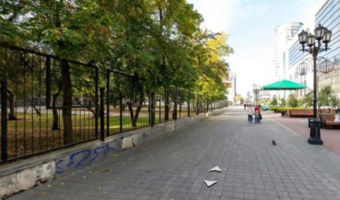 Вокруг школы в центре Екатеринбурге установили глухой забор (2 фото)