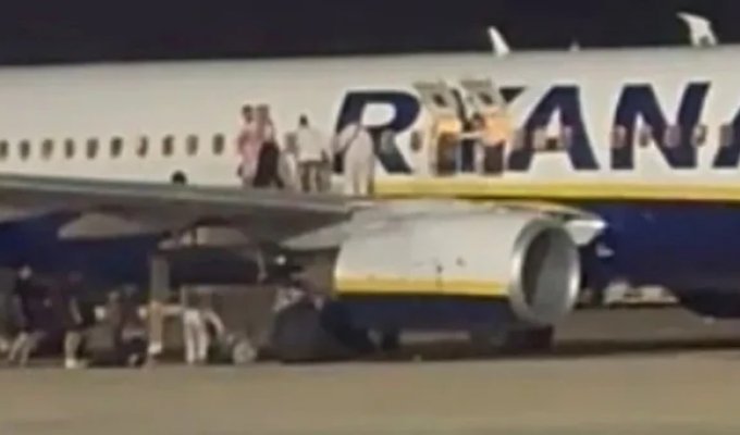 На Майорке пассажиры получили переломы из-за ложной пожарной тревоги (2 фото + 1 видео)