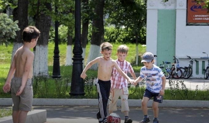 Семилетний ребенок раздал детям во дворе 229 тысяч рублей (2 фото)