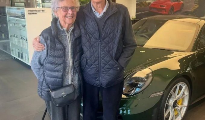 В Великобритании 92-летняя пара купила себе Porsche 911 GT3 в честь 70-летия совместной жизни (2 фото)