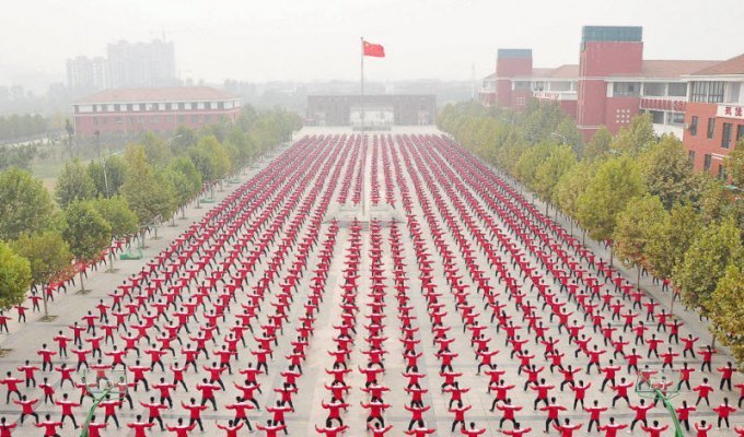 Почему в Китае толпа — это не угроза, а искусство (11 фото)