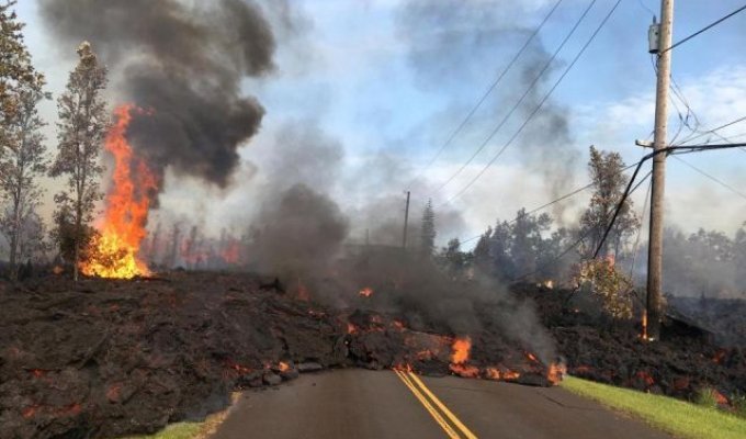 На Гавайях извергающийся вулкан Килауэа уничтожает все вокруг (7 фото)