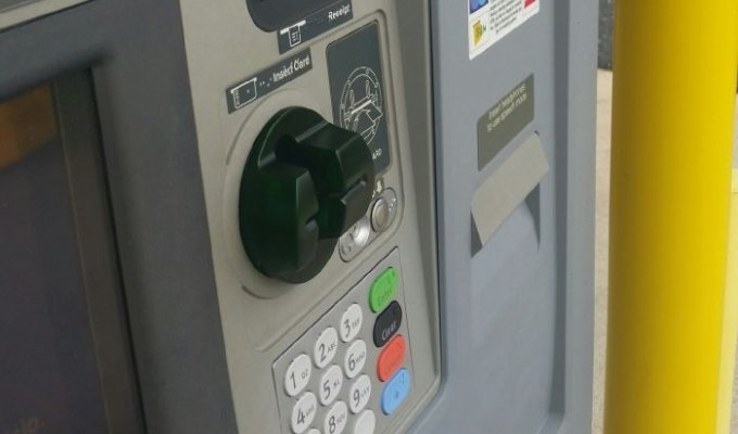 Ловкий обман пользователей банкоматов (3 фото)