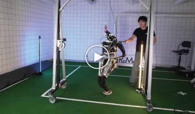 «Самый быстрый» робот-гуманоид в мире готовится к футбольному турниру