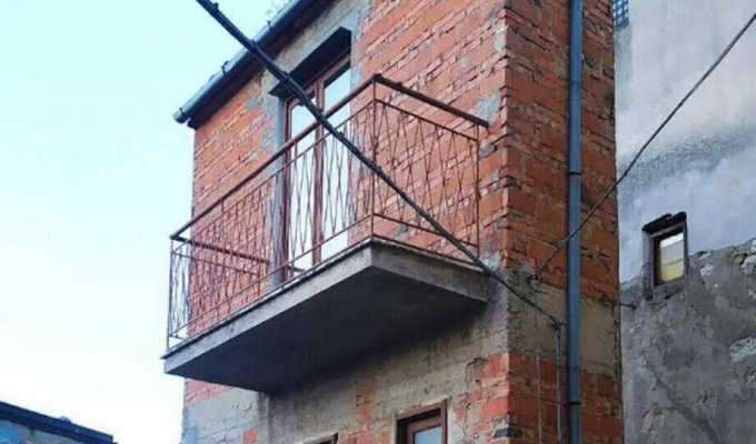 The narrowest house in the world was built to spite its neighbor (3 photos + 1 video)