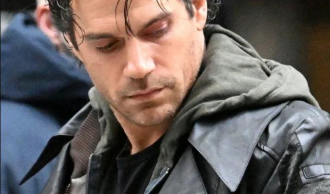 Генри Кавилл на новых кадрах со съемок ремейка “Горца” от режиссёра “Джона Уика” (4 фото)