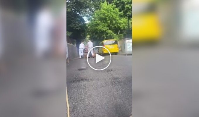 В Португалии начали спускаться с гор на гигантских корзинах для белья