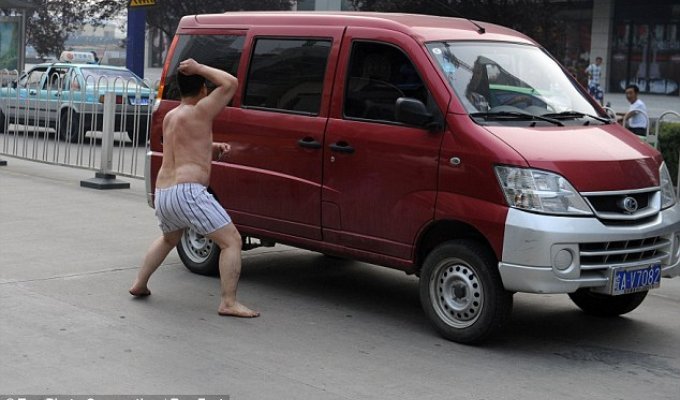 Голый китаец нарушил транспортное движение (7 фото)