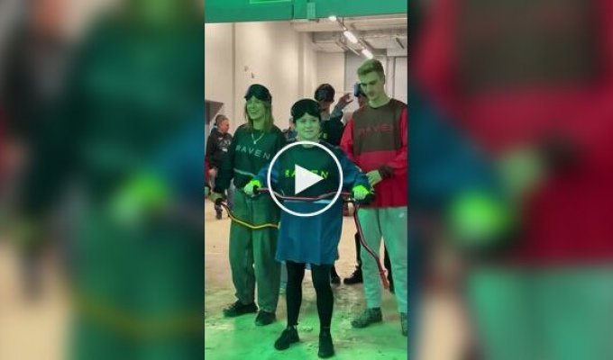 Зрелищное шоу с воображаемыми мотоциклами