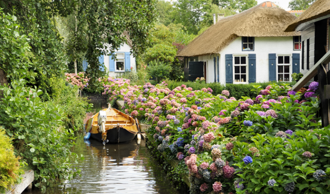 Голландская деревня, где вместо дорог каналы, словно сошла со страниц волшебной сказки (10 фото)