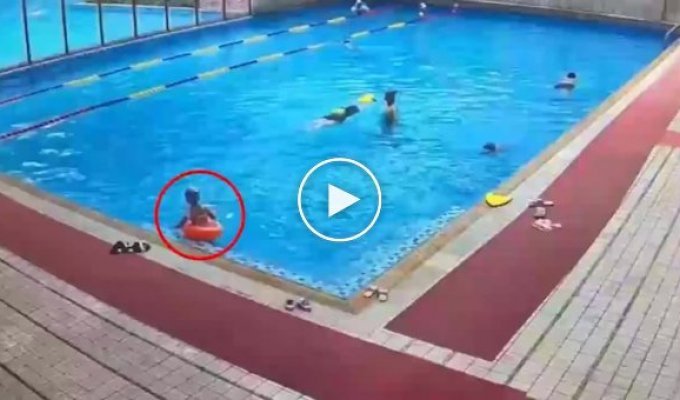 Парень спас девочку, которая чуть не захлебнулась в бассейне