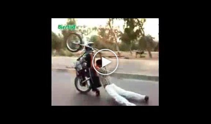 Помоему человек забыл как надо ездить на мотоцикле :). Пакистан