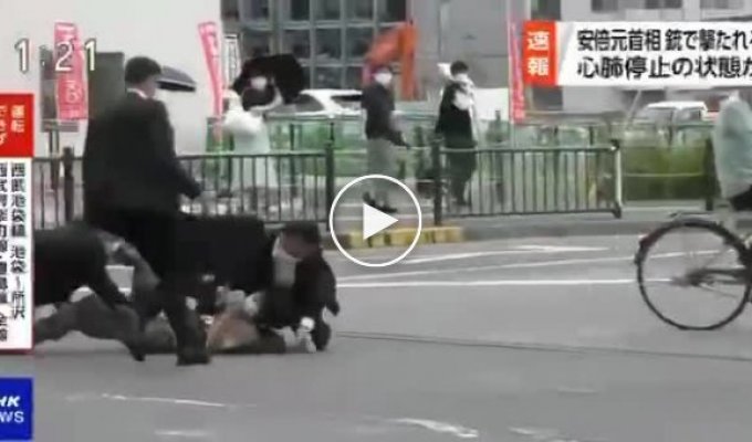 Неизвестный открыл стрельбу и ранил экс-премьера Японии Синдзо Абэ в городе Нара