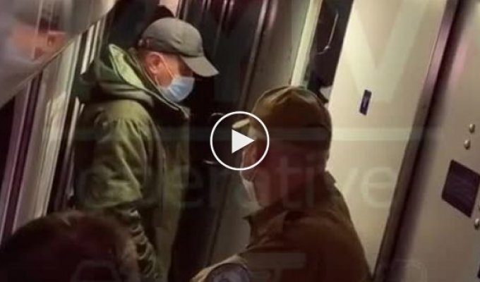 Ночной поезд «Львов - Киев» взбудоражили две девушки - 17 и 19 лет