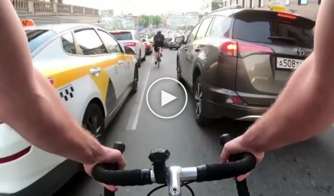Столкновение двух велосипедистов в Москве