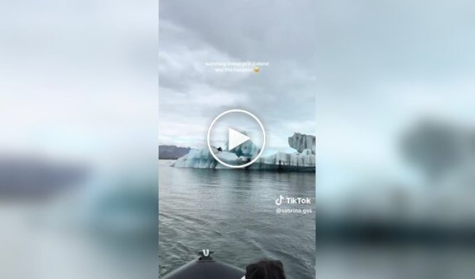Задрожала лодка: айсберг рухнул в воду на глазах у туристов