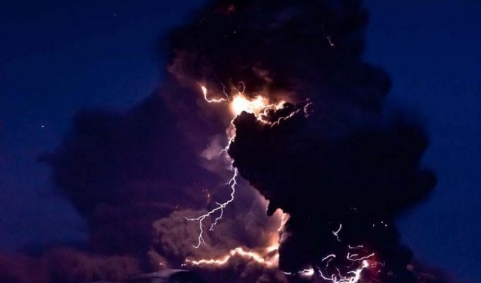 Невероятные фото электрического шторма в облаке пепла при извержении вулкана (10 фото)