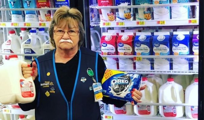 Пожилая сотрудница супермаркета покорила соцсети остроумными фото (15 фото)
