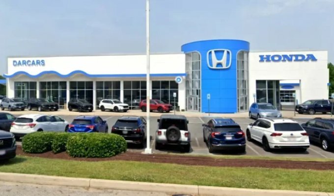 Honda car dealer will return customers overpayment above the official price for all extras and unauthorized "capes" (1 photo)