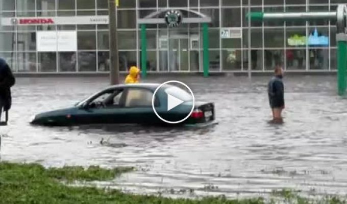 Отчаянный водитель резвится на волнах во время наводнения в Черкассах