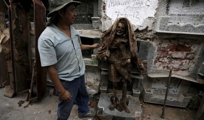 "Работа мечты": в чем заключается труд гватемальских чистильщиков могил (13 фото)