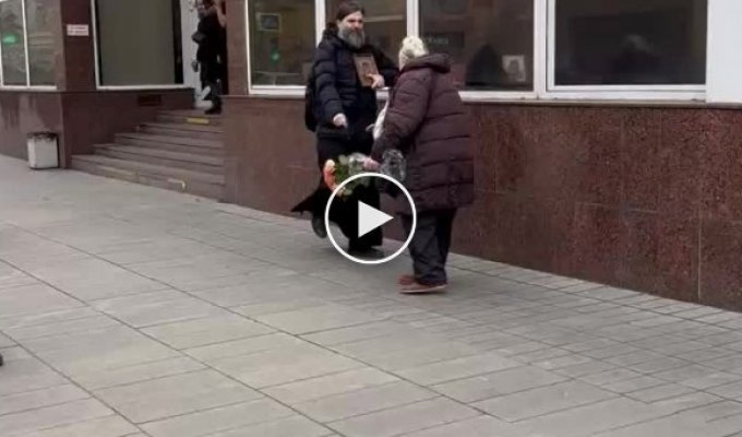 Московський поп РПЦ відважує прихожанці панський фронт-кік з ноги