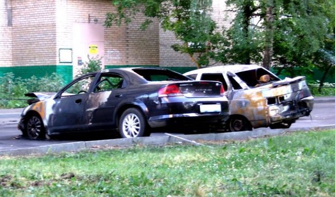 На севере Москвы сгорели 4 машины (8 фото)