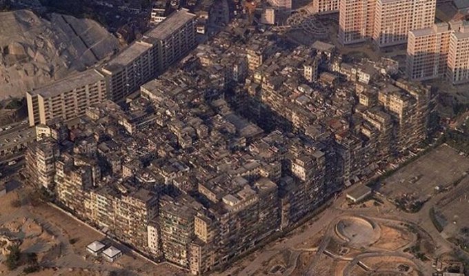 Печальная история китайского города-крепости Коулуна, который снесли в 1994 году (24 фото + 1 видео)