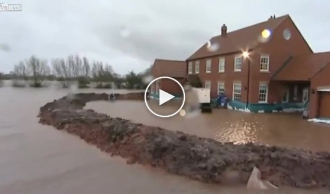 Мужик пытается спасти свой дом от потопа