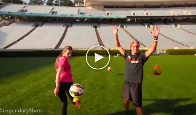 Инди Кови выполняет невероятные трюки с мячом