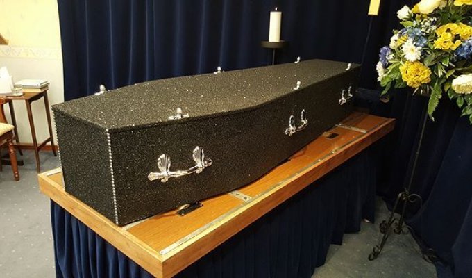 Гламурные гробы в глиттере для блестящих похорон (9 фото)
