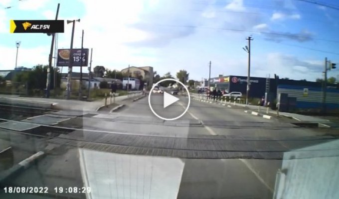В Новосибирске мужчина на «Джипе» выехал на встречную полосу и задержал машину скорой помощи