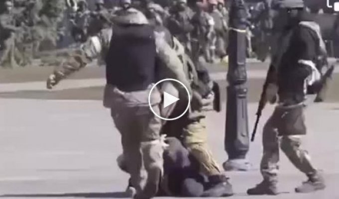 Херсон сегодня, солдаты   рашистов избивают мирного жителя