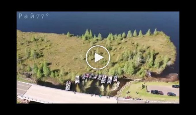 Операция по перемещению острова-болота на катерах в США - видео