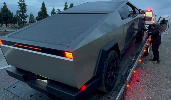 Tesla Cybertruck owners faced serious problems (5 photos)