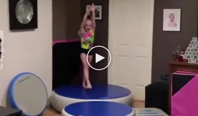 Дочь приобщает отца к гимнастике