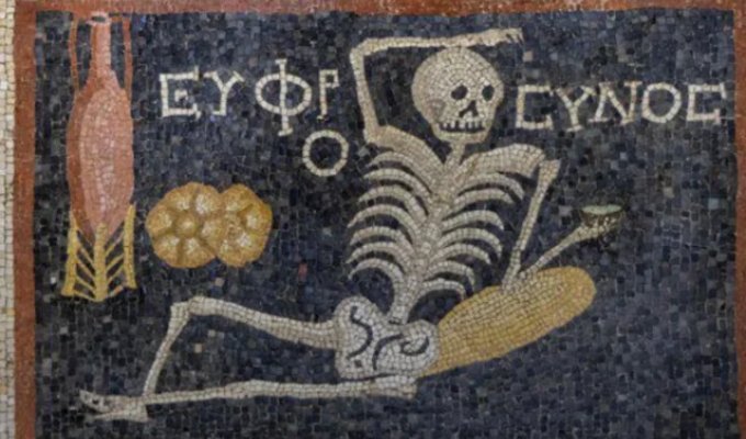 Смешная мозаика возрастом 2400 лет (2 фото)