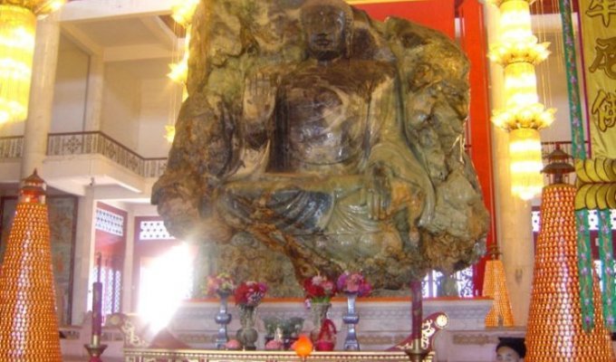 Громадный Будда (2 фото)