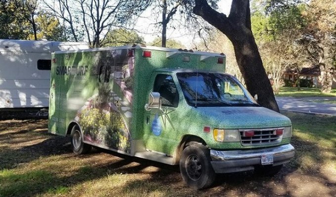 Американец переделал старую машину скорой помощи в уютное жилище (19 фото)