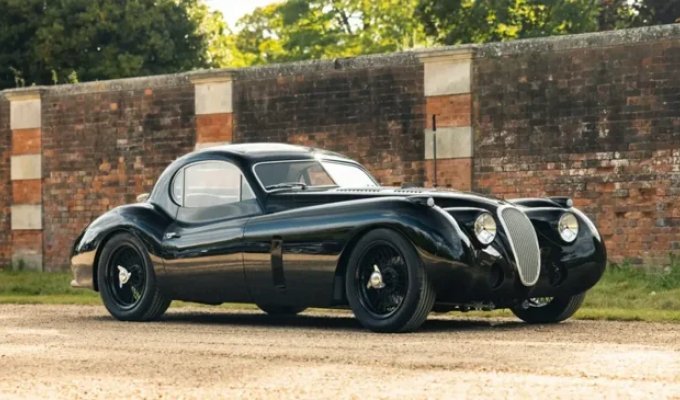 Restmod of a classic 1950s Jaguar XK120 (7 photos)