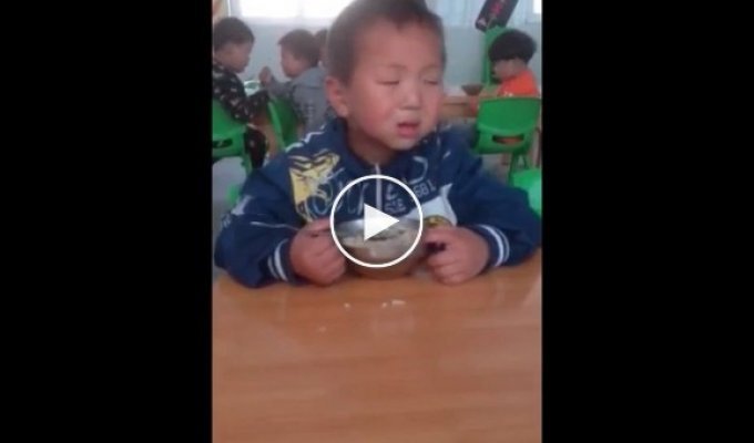 Китайский малыш упорно борется со сном