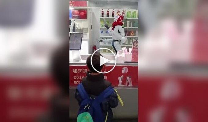 Робот-кассир устроил погром в магазине вместо выдачи заказа